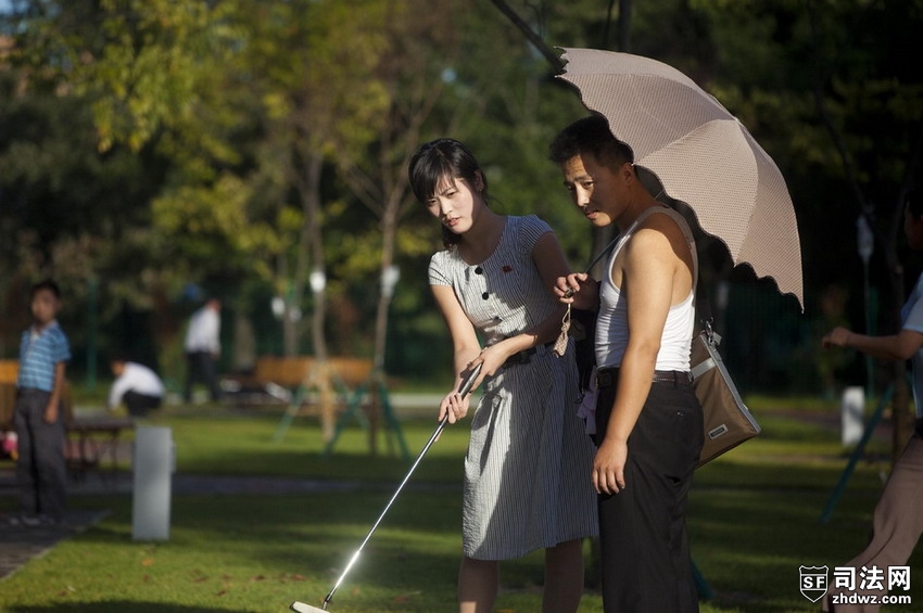 当地时间2012年9月8日，朝鲜平壤，青年男女在游乐场里打迷你高尔夫.jpg