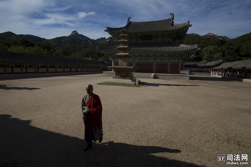 当地时间2012年9月11日，朝鲜开城，一名僧人走在Ryongthong寺庙的庭院里.jpg
