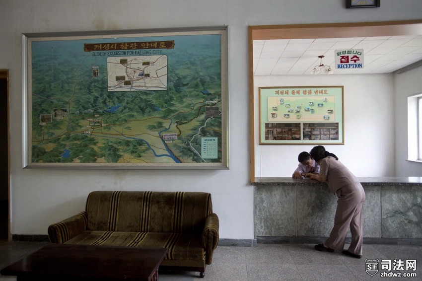 当地时间2012年9月11日，朝鲜开城，一外宾酒店的服务员在前台与人商谈.jpg