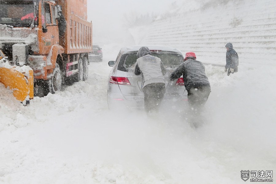 2.11月4日，北京，八达岭高速上，警察和路政在营救被困车辆.jpg