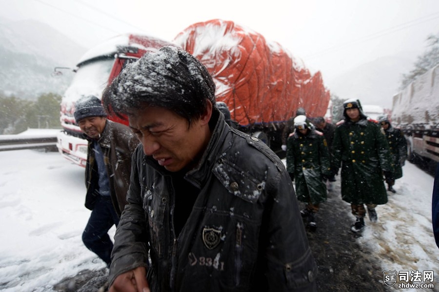 6.11月4日，北京暴雪，八达岭高速积雪40厘米致数百辆汽车拥堵.jpg