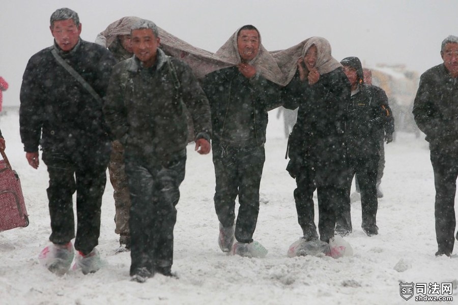 8.11月4日，北京，几名被困者用床单遮头，一起徒步到集合点.jpg