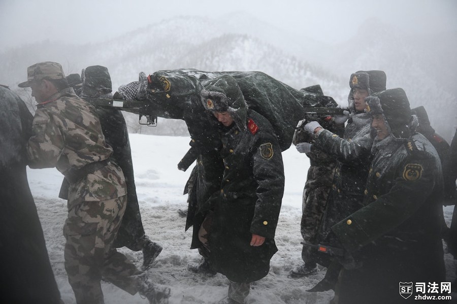 11.武警北京总队五支队紧急出动300余名官兵，赶赴京藏高速八达岭路段疏通道路，救援被.jpg