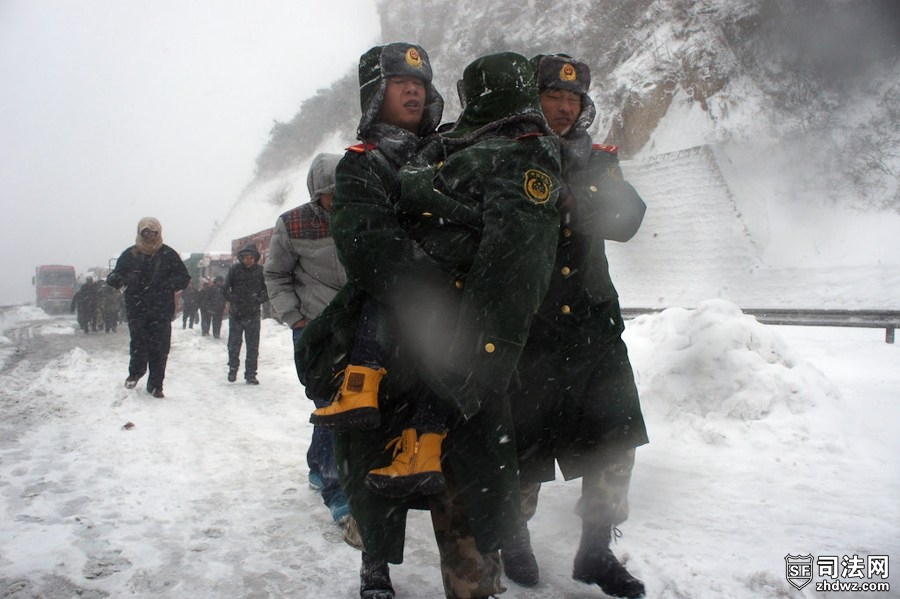 13.武警北京总队五支队紧急出动300余名官兵，赶赴京藏高速八达岭路段疏通道路，救援被.jpg