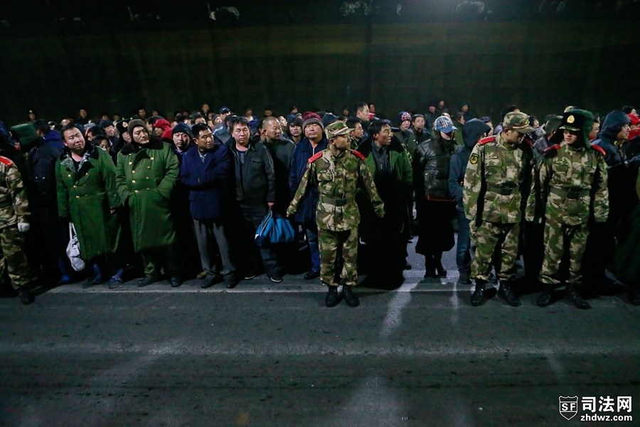 18.11月4日，北京，被困者在八达岭隧道集结。准备再徒步到八达岭特区办暂时避难.jpg