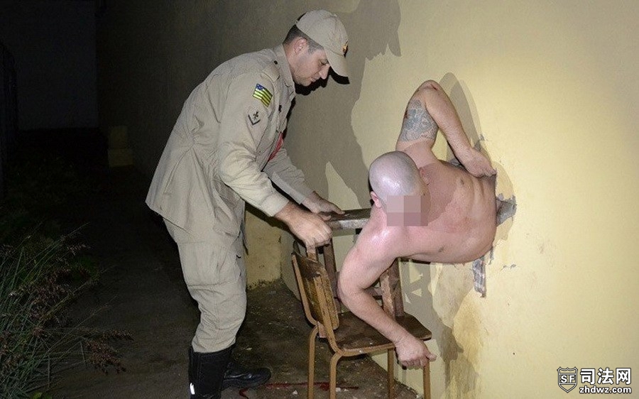 巴西囚犯越狱被卡墙上-5.jpg