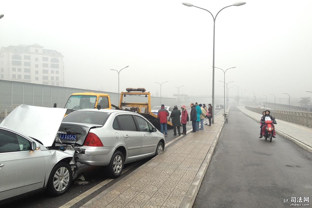 北京雾霾冻雨致道路湿滑 多地频发车祸-5.jpg