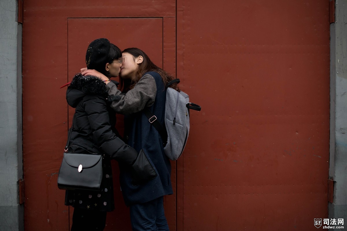 2月25日，北京，Elsie和Mayu试图结婚登记前亲吻-1.jpg
