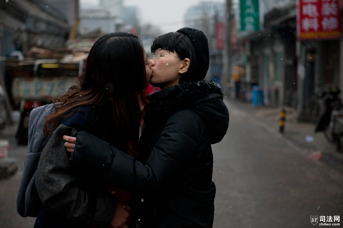 2月25日，北京，Elsie和Mayu在街头亲吻.jpg