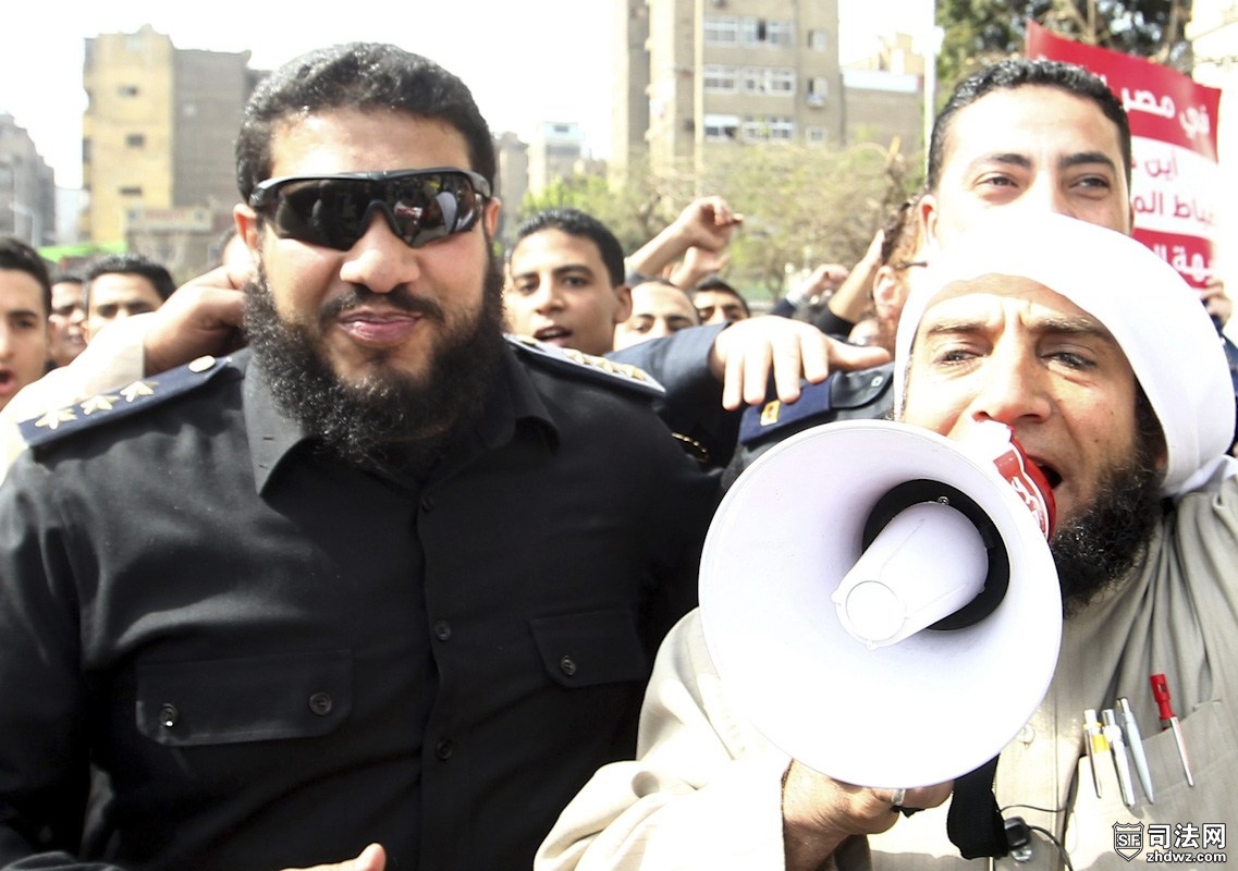 4、3月1日，埃及开罗，身着制服、留着大胡子的埃及警察，聚集在位于开罗的内政部门前，.jpg