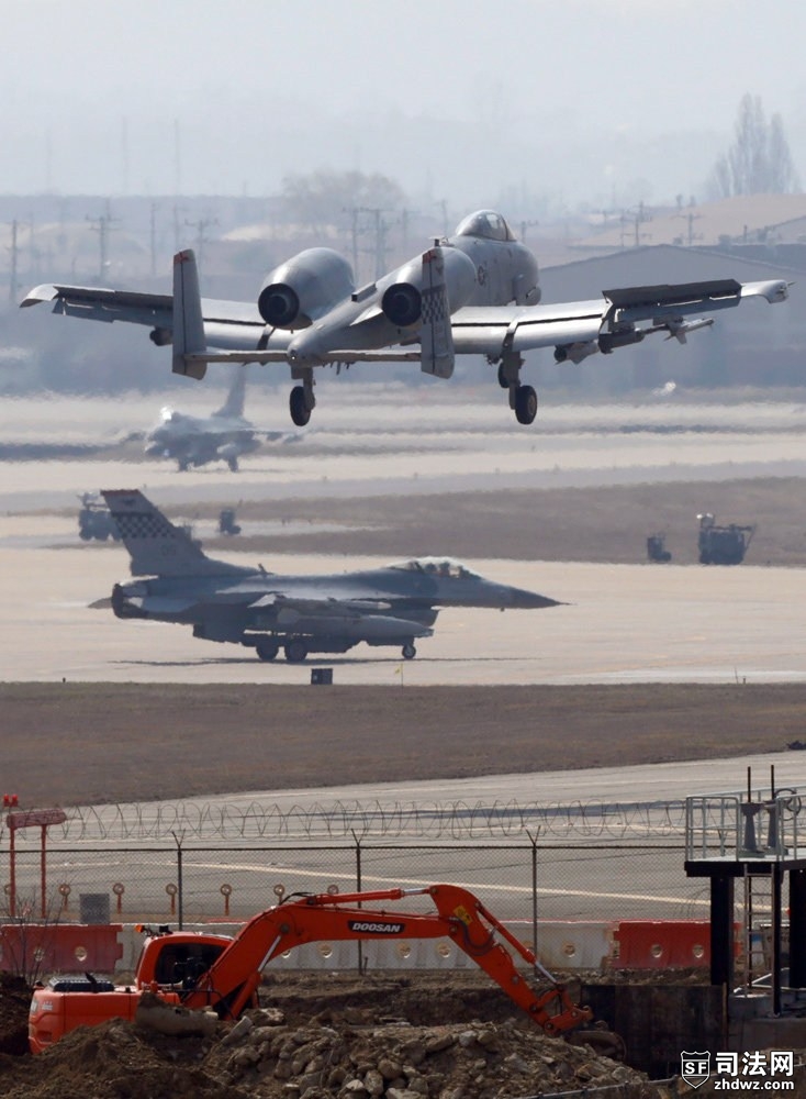 4.4月3日，一架美国空军A-10战机准备在韩国首都首尔以南乌山的一座美军基地降落.jpg