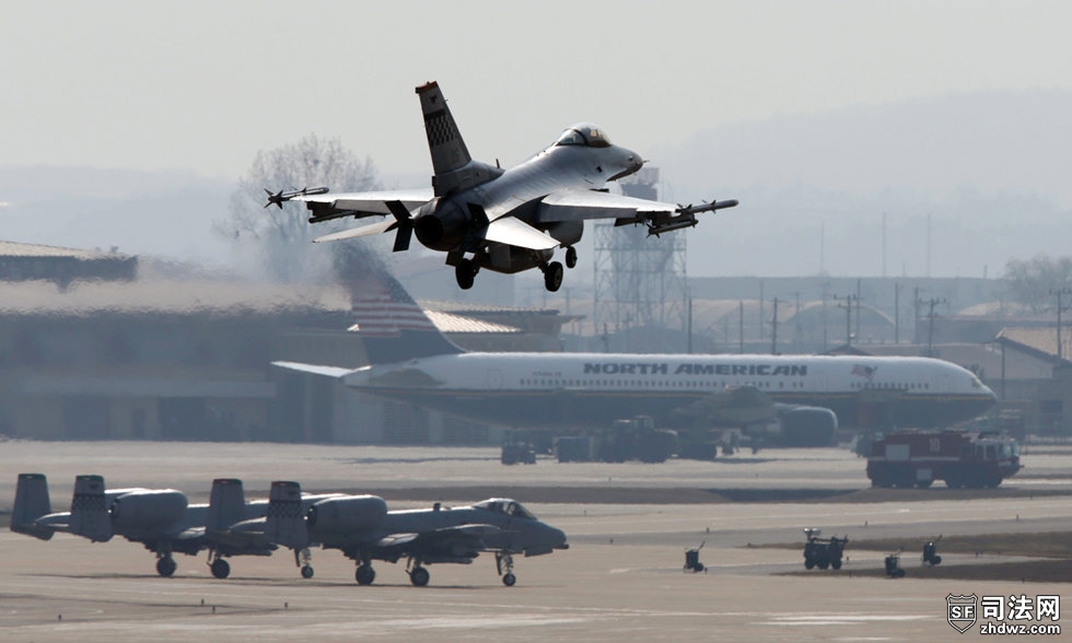 6.4月3日，一架美国空军F-16战斗机准备在韩国首都首尔以南乌山的一座美军基地降落.jpg