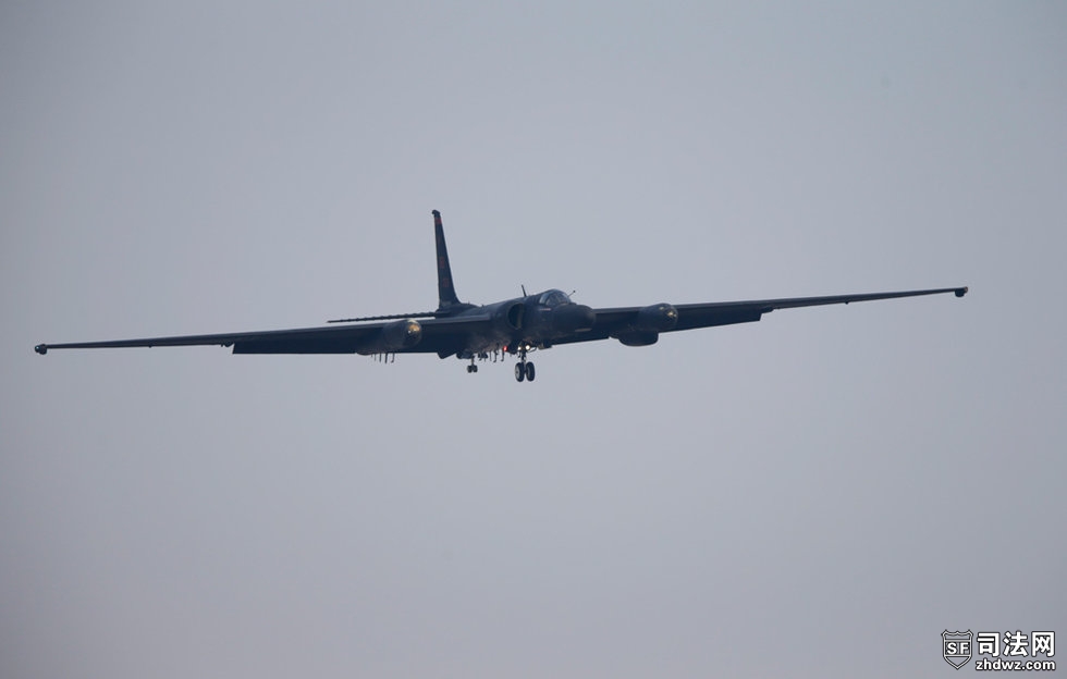 7.4月3日，一架U-2高空侦察机在乌山基地降落。该机飞行高度为27000米，装载了侦察用特.jpg
