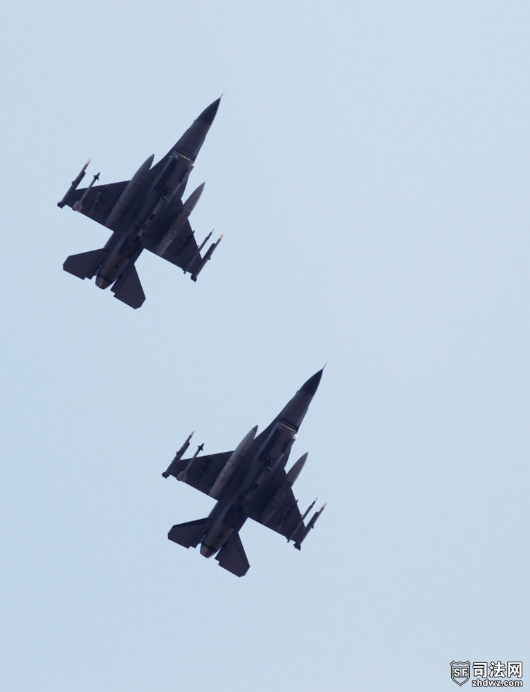 9.4月3日，两架美国空军F-16战斗机从韩国首都首尔以南乌山的一座美军基地上空飞过.jpg