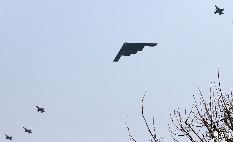 10.3月28日，一架美国空军B-2隐形轰炸机飞过韩国平泽上空.jpg