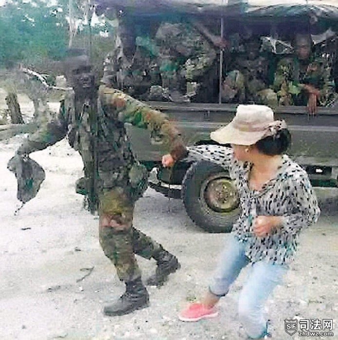 加纳军警扣押中国采金人.jpg