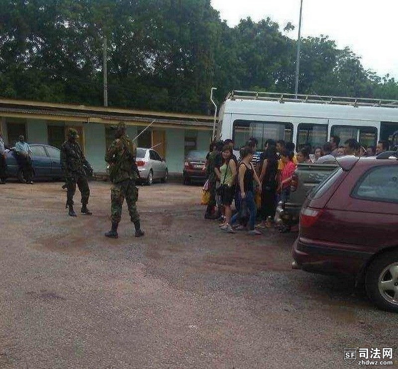 加纳军警在中国采金人居住地执法检查-1.jpg