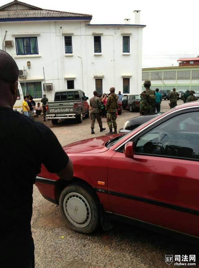 加纳军警在中国采金人居住地执法检查-2.jpg