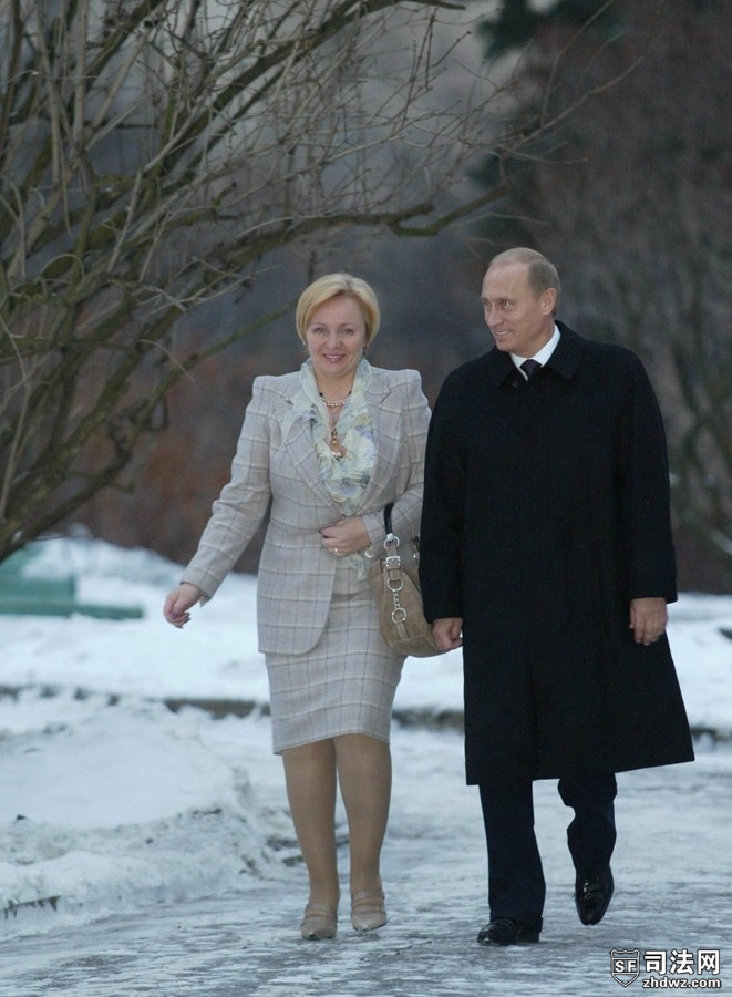 俄罗斯总统普京与妻子柳德米拉共同散步.jpg