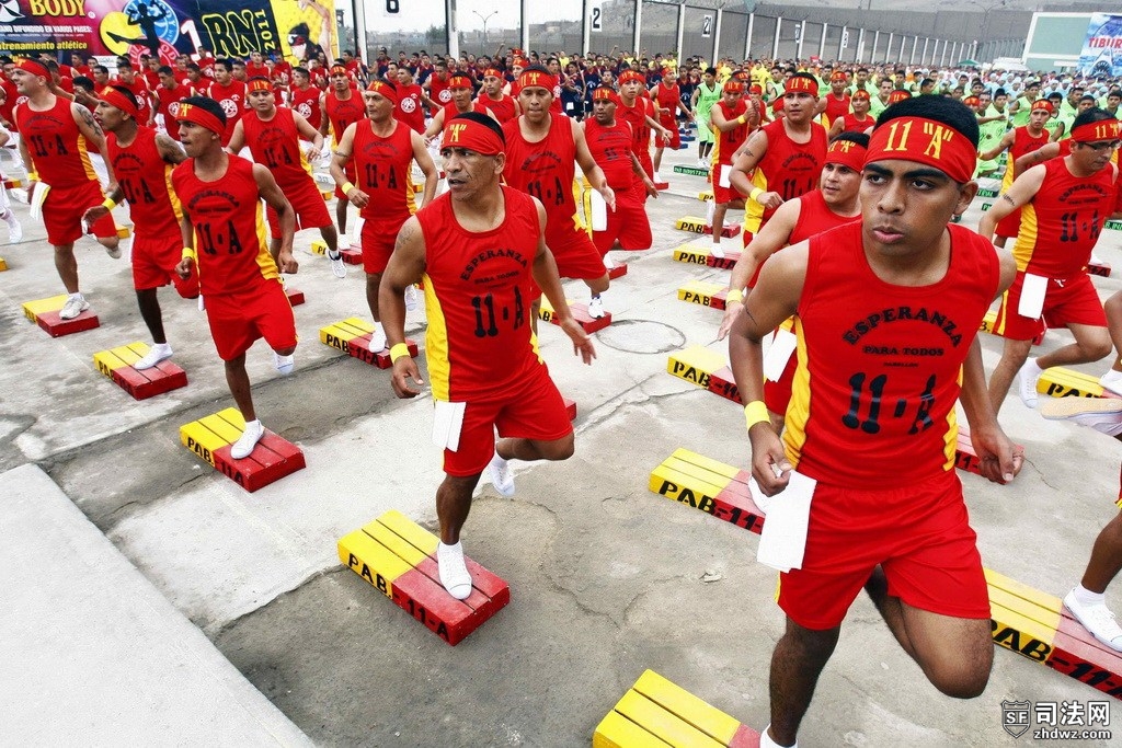 当地时间6月14日，秘鲁利马，Lurigancho监狱的大约1800名囚犯们参加集体锻炼，欲创造.jpg