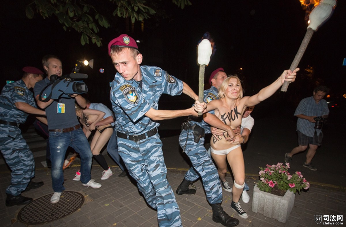 6月18日，乌克兰基辅，女权组织Femen的成员裸上身，抗议白俄罗斯总统卢卡申科与乌克兰.jpg