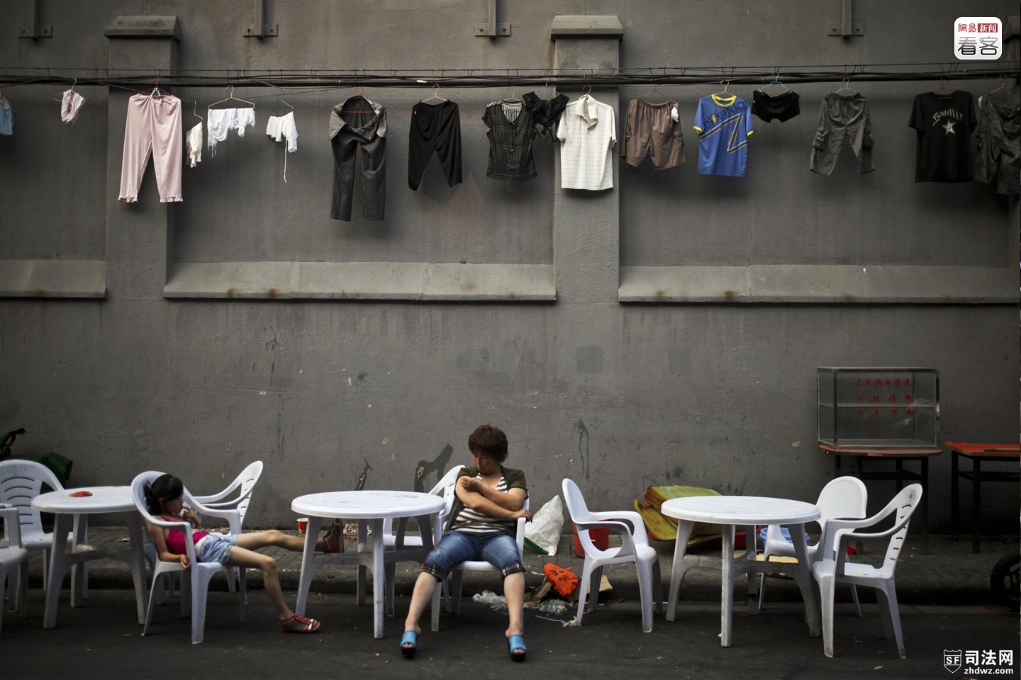 10、2013年7月8日，上海，提篮桥监狱外墙上挂满了市民晾晒的衣物.jpg