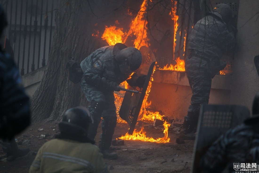 乌克兰示威者投汽油弹“火烧”警察-2.jpg