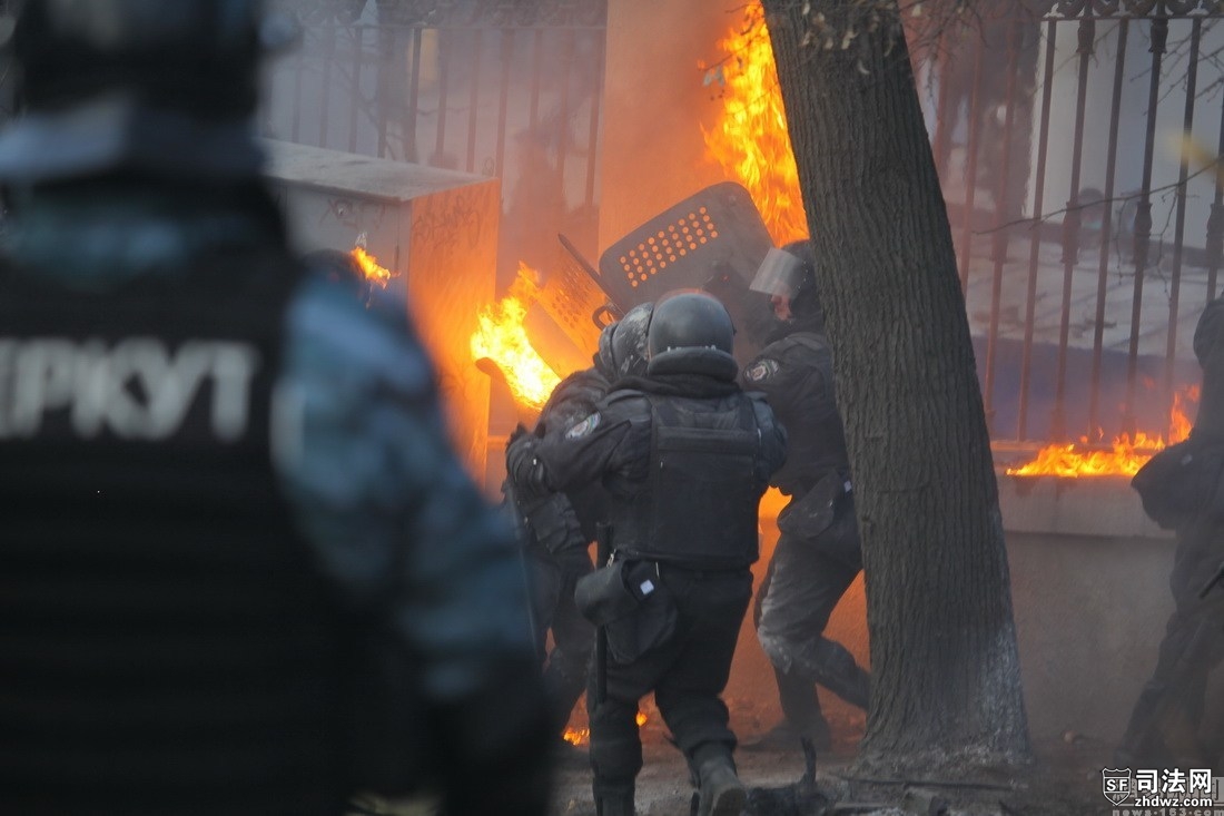 乌克兰示威者投汽油弹“火烧”警察-3.jpg