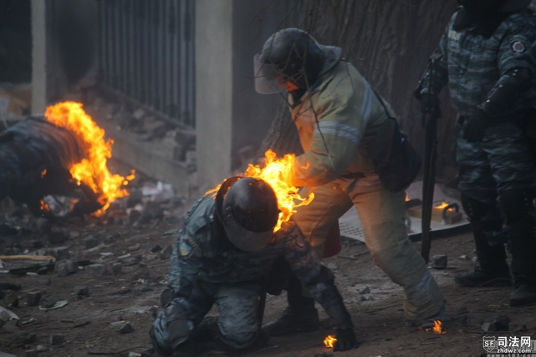 乌克兰示威者投汽油弹“火烧”警察-4.jpg