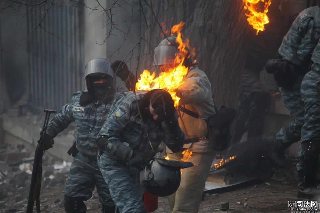 乌克兰示威者投汽油弹“火烧”警察-6.jpg
