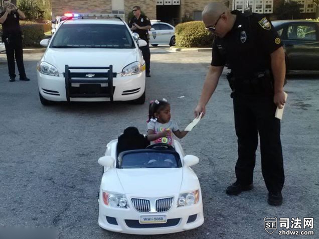 美国2岁女童超速开玩具车被警察开罚单-1.jpg