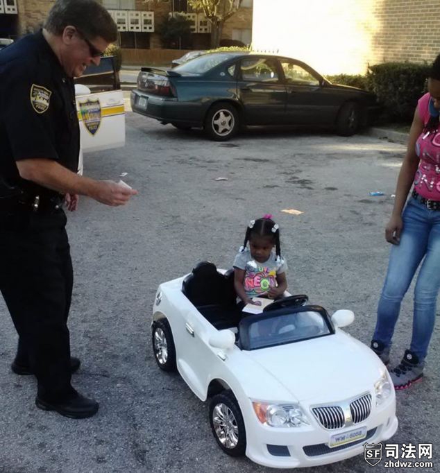 美国2岁女童超速开玩具车被警察开罚单-2.jpg