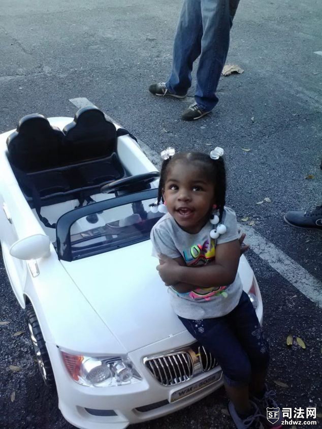 美国2岁女童超速开玩具车被警察开罚单-3.jpg
