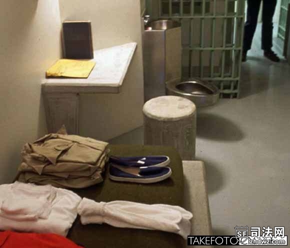 4、囚犯每天23小时待在牢房中，床、桌子以及凳子都被固定住，里面有淋浴和卫生间.jpg