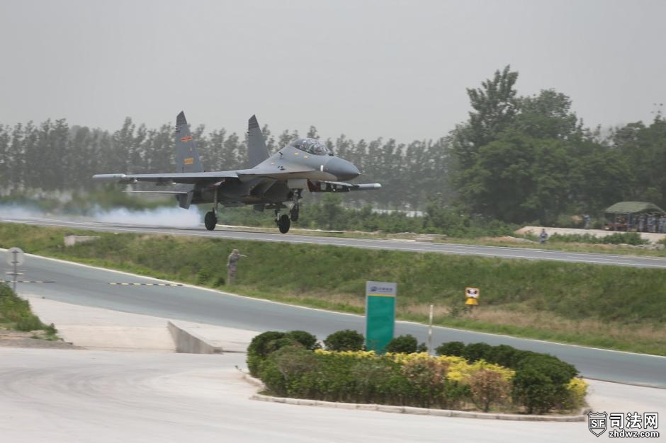 中国战机首次在高速公路成功起降-5.jpg