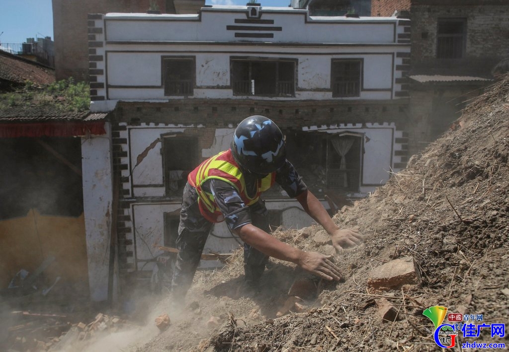 尼泊尔警察徒手清理震后废墟 搜寻幸存者.jpg