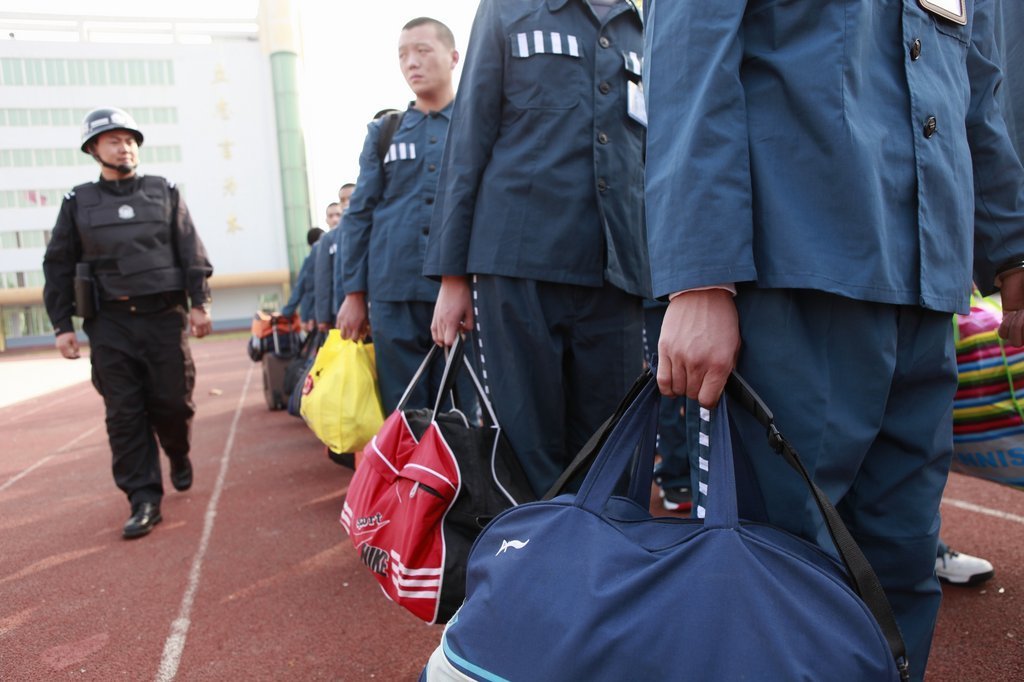 河南省郑州未成年犯管教所被押送参加自学考试-2.jpg