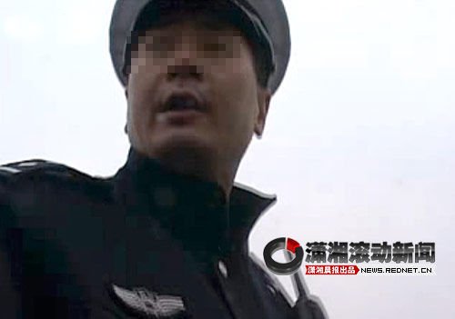 成都交警称“我只管领导安全”遭曝光后停职.jpg