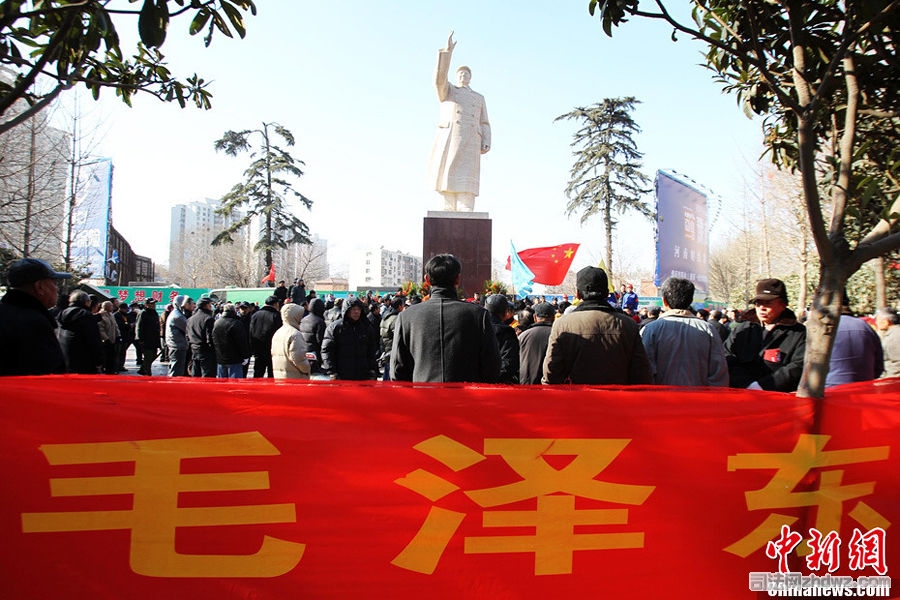 12月26日，河南郑州，大批民众聚集在紫荆山广场毛泽东塑像前向毛泽东同志塑像敬献花篮.jpg