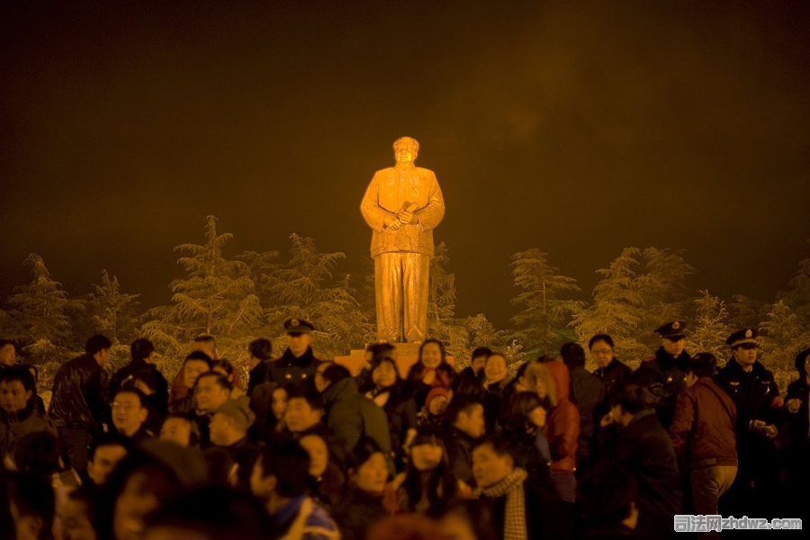 12月26日凌晨，湖南韶山毛泽东铜像广场，数以万计的游客、市民前来给毛泽东“拜寿”。.jpg