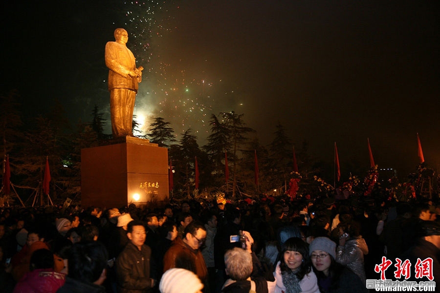 12月26日零点开始，湖南韶山的毛泽东铜像广场就鞭炮声不断，来自海内外数以万计的游客.jpg