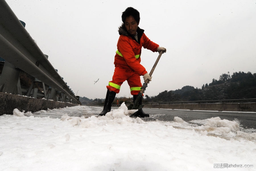 1月3日，工人在清理湖南省常（德）张（家界）高速公路上的冰雪.jpg