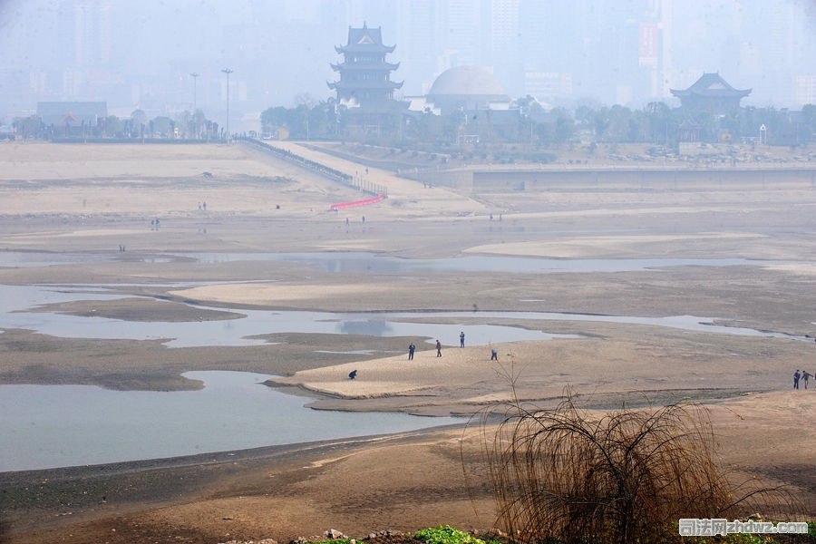 2月8日，长沙橘子洲拱极楼附近大片裸露的湘江河床.jpg