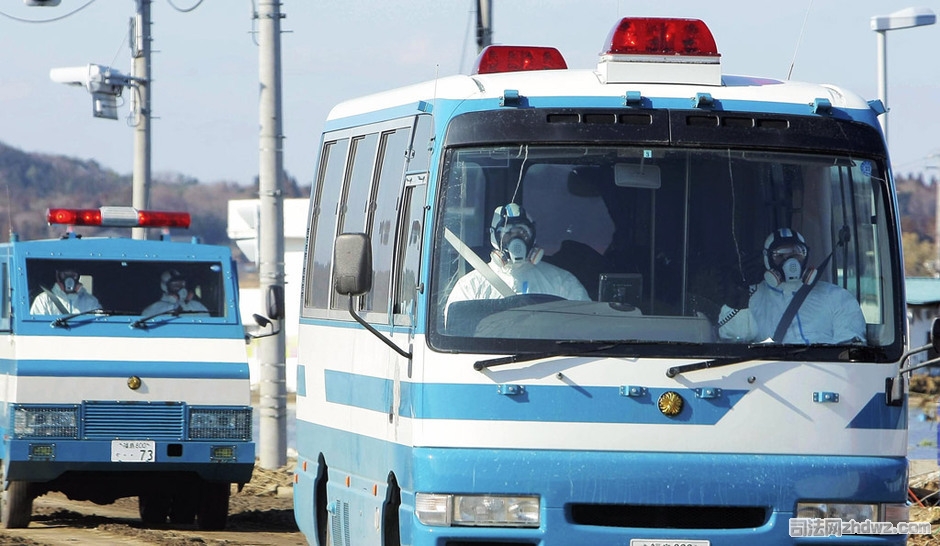 3月12日，日本福岛核电站附近，日本警方身着防护服在进行巡逻警戒-1.jpg