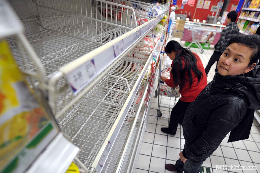 5、3月16日，昆明一家超市内，市民抢购食盐.jpg