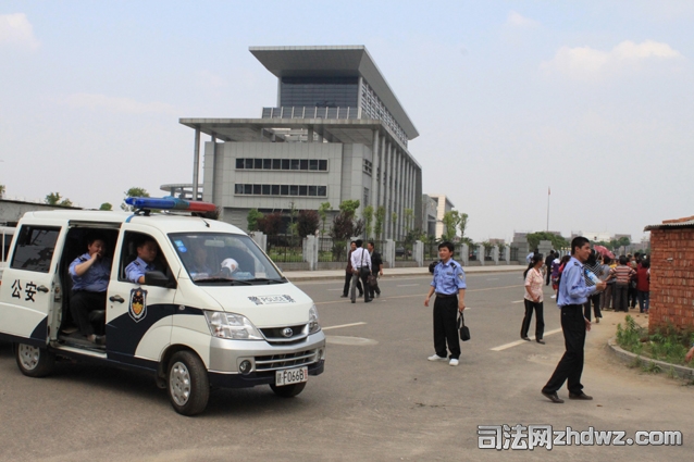 图为民警在位于抚州市临川区行政楼的爆炸现场设警戒线.jpg