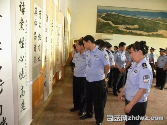 图为该所警察在认真观看廉政书画作品.jpg