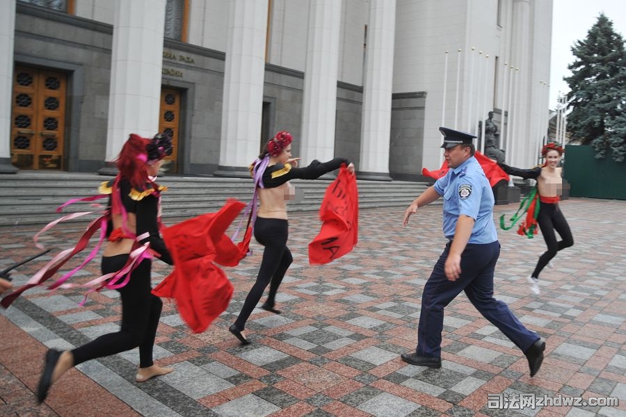 1、当地时间7月5日，乌克兰的女权团队“FEMEN”，以裸体出位的抗议方式反对政府提高妇.jpg