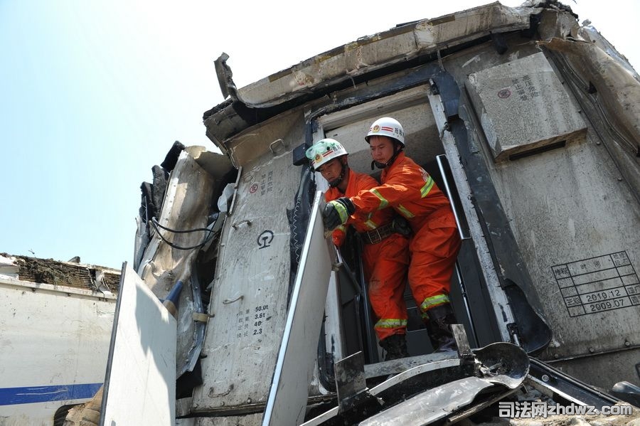 动车追尾事故搜救结束 坠桥车体被拆解-8.jpg