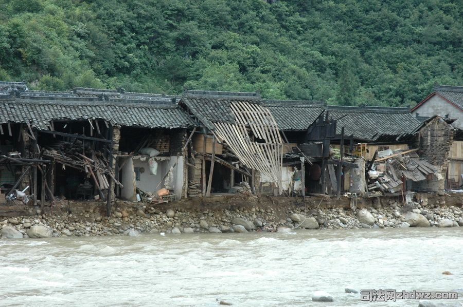 华阳镇因山洪暴发古建筑遭到破坏（7月30日摄）.jpg